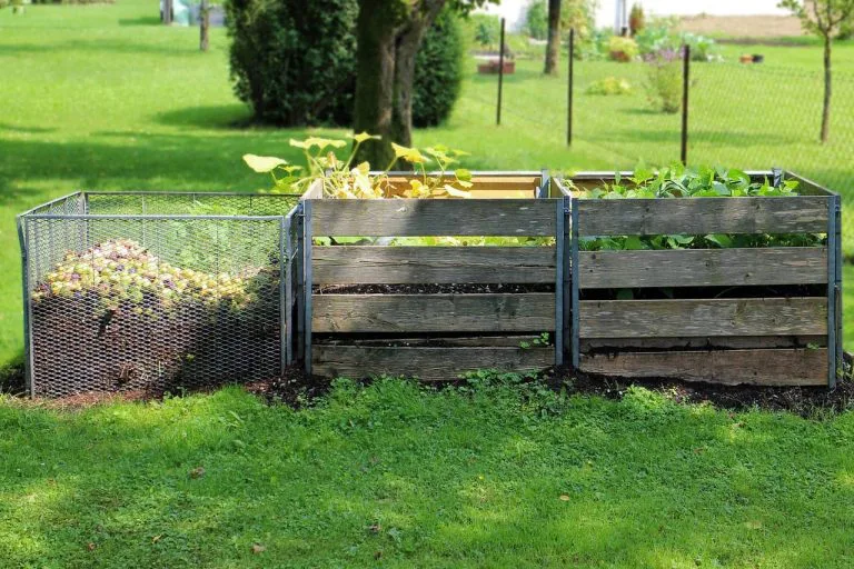 Kompostownik w ogrodzie